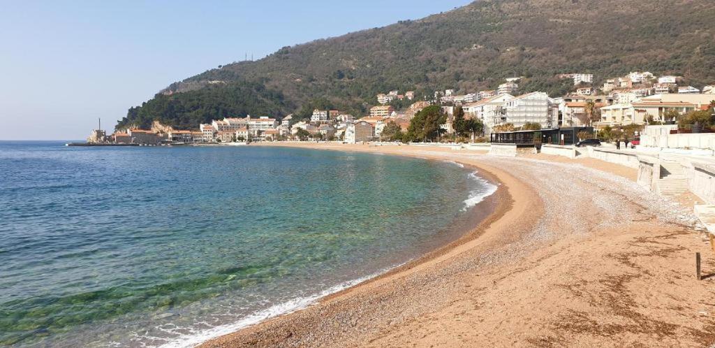 Symphony Apartments Street View Petrovac Bagian luar foto